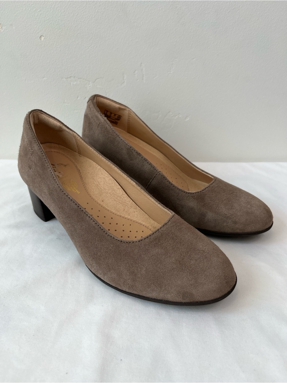 Clarks Linnae Suede Pumps Taupe Beige Comfort Heels Women’s 6.5 M